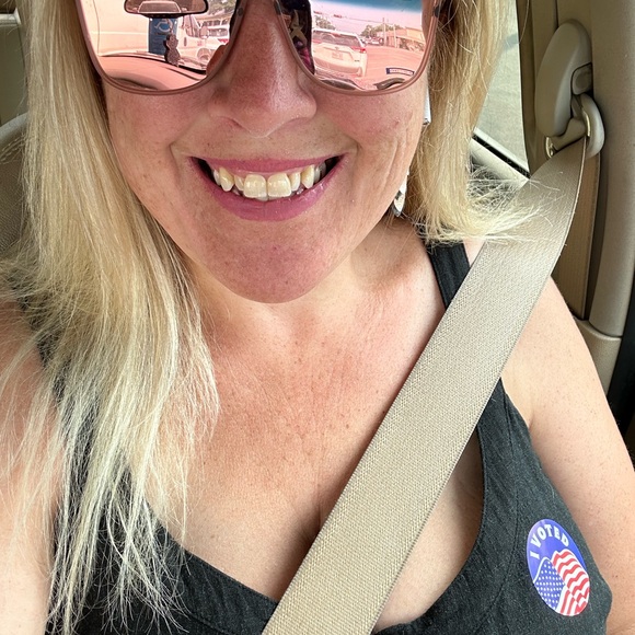 Meet your Posher, Tiffany - Picture 3 of 4